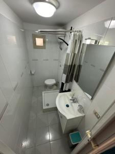 福尔米亚Casa vacanza Paradiso B&B的白色的浴室设有水槽和镜子