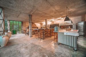 贝瑙汉Eco Hotel Cueva del Gato的一个带木桌和椅子的大厨房