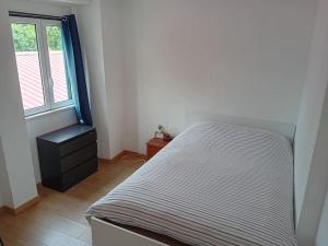 里斯本Sunny Two Bedroom Apartment的一间小卧室,配有床和窗户