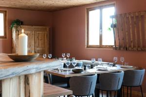 福龙河畔拉罗什Le Charmagit的用餐室配有带酒杯的桌子