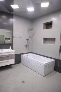 巴库Baku Red Villa的白色的浴室设有浴缸和水槽。