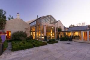 霍巴特Islington Hobart - Garden Suite - Australia的一座带玻璃窗和庭院的大房子
