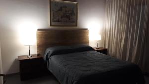 马拉圭Casa Santa Elena的一间卧室配有一张床和两张台灯。