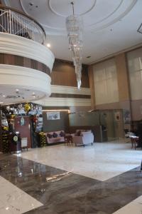 迪拜GSS Avenue Hotel Ex Delmon Hotel的一个带沙发和吊灯的大堂