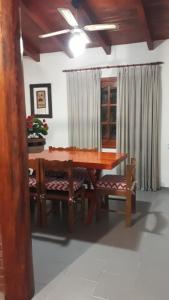 马拉圭Casa Santa Elena的餐桌、两把椅子和一张木桌