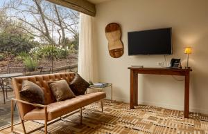霍巴特Islington Hobart - Garden Suite - Australia的带沙发和电视的客厅