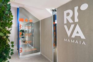 马马亚Riva Mamaia Beach ApartHotel的墙上有rx va 标志的建筑