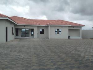 MasvingoLuxury 3 Bedroom Self Catering Apartment- Masvingo的白色的大房子,设有瓷砖屋顶