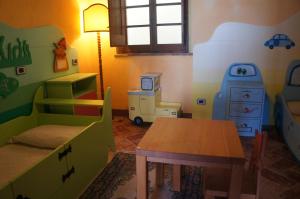 马焦内EcoResort Il Cantico della Natura的客房设有桌子、床和书桌。