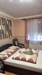 豪伊杜索博斯洛Margit Apartman的一间卧室设有两张床和窗户。