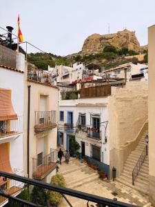 阿利坎特Piso en el corazón de Alicante的从阳台可欣赏到城镇建筑的景色