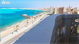 马特鲁港Halla Matrouh Sea View的从大楼内可以欣赏到海滩和海洋的景致