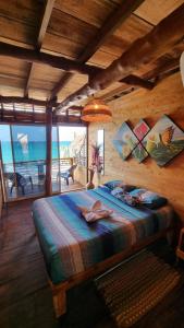 布兰卡滩BARU MAGGYBEACH的一间卧室设有一张床,享有海景