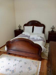Rio CaldoCasa de S Bento的一间卧室配有带毛巾的床