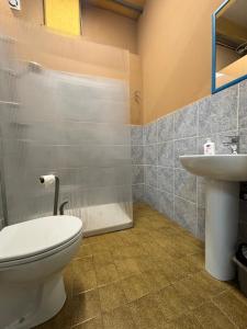 加尔法尼亚纳新堡Ostello Bellavita的一间带卫生间和水槽的浴室