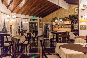 亚松森Paramanta Lifestyle Hotel的一间带桌椅的餐厅和一间酒吧