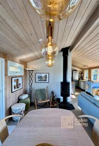利勒桑Idyllic Cabin in Lillesand fantastic ocean view的一间带桌子和炉灶的客厅