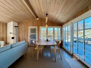利勒桑Idyllic Cabin in Lillesand fantastic ocean view的一间带桌子和沙发的用餐室