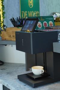 布哈拉Dendi Plaza Hotel的柜台上的咖啡机