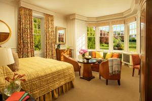 BenderlochIsle of Eriska Hotel Spa & Island的一间卧室配有一张床、一张桌子和一张沙发