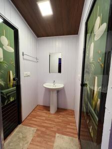 马西尼古蒂The Midway Jungle Resort的一间带水槽和镜子的浴室