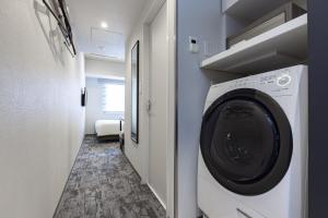 东京水道桥托克宇寄宿酒店的洗衣房配有洗衣机和烘干机