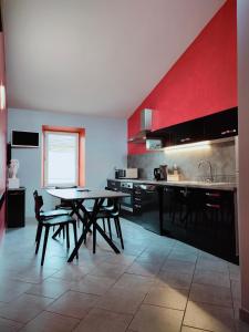 La magnanerie colorée. (5 personnes, 3 chambres)的厨房或小厨房