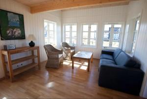 SnæfellsbærDay Dream Hellnar的客厅配有蓝色的沙发和桌子