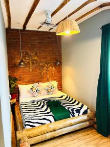 阿鲁沙Swahili Villa的砖墙房间的一个床位