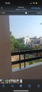 勒克瑙Pretty park facing 2 bedroom guesthouse near lohia park Gomtinagar的显示城市图片的电视屏幕