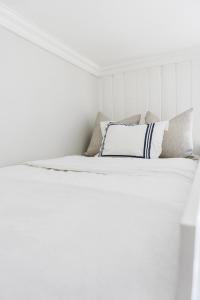 奥斯陆Studio apartment in central Oslo的白色卧室配有带白色床单和枕头的床