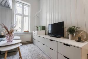奥斯陆Studio apartment in central Oslo的一间客厅,客厅内配有白色梳妆台上的电视