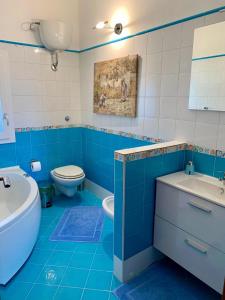 雷阿尔蒙特La Terrazza di Nonna Maria的蓝色和白色的浴室设有卫生间和水槽