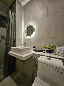 哥打京那巴鲁#8 Summer Seaview Studio Apartment at Kota Kinabalu City Centre的一间带水槽、卫生间和镜子的浴室