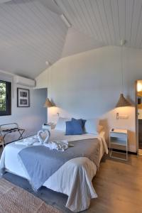 MataieaSublime Tahiti Beach Retreat的卧室设有一张带白色天花板的大床