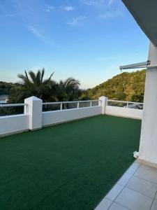 爱德华港Villa 43, The Estuary Country Estate, Port Edward, KZN South Coast的房屋内的阳台铺有绿色地板