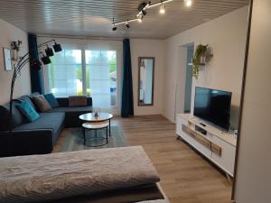 施皮茨Kleine Auszeit - 2-Zimmer Ferienwohnung的带沙发和电视的客厅