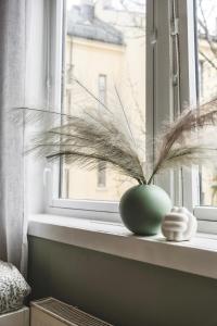 奥斯陆Newly renovated studio apartment at Frogner的绿花瓶坐在窗台上,植有植物