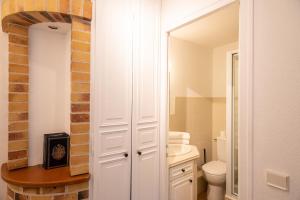 圣莫里斯Elegant Studio - Vincennes & Paris的白色的浴室设有卫生间和水槽。
