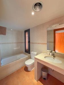 邦蒙特特雷斯诺维斯Clauhomes Miami Golf & Relax的带浴缸、卫生间和盥洗盆的浴室