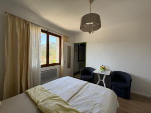 卡斯特拉讷Bnb Castellane Chambre d'Hotes B&B的一间卧室配有一张床、两把椅子和一个窗户