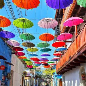 卡塔赫纳Casa Centenario的悬挂在天花板上的一大堆彩色雨伞