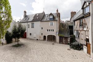 奥尔良La Loge Gogaille - Cloître - Accès autonome的一座中世纪小镇的空洞街道,