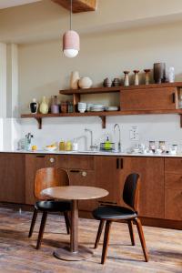 奥尔良La Loge Gogaille - Cloître - Accès autonome的厨房配有桌子、两把椅子和台面