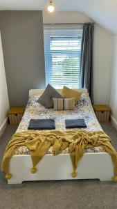 卡迪夫Cosy Vibes Central Cardiff House的一间卧室设有一张大床和窗户