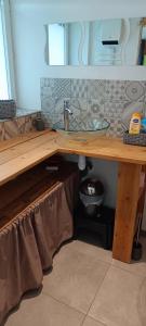 马基斯Studio chocolat的浴室内带水槽的木制柜台