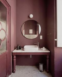 比尔古Birgu No 25 apartment 2的一间带水槽和镜子的浴室