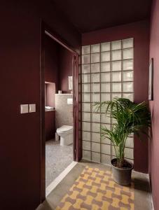 比尔古Birgu No 25 apartment 2的一间带卫生间和盆栽的浴室