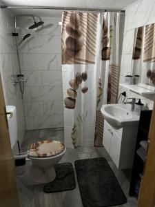 亚伊采Apartman Elma的带淋浴、卫生间和盥洗盆的浴室