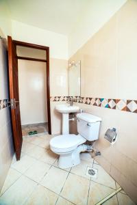 蒙巴萨JAMAKI Hospitality的一间带卫生间和水槽的浴室